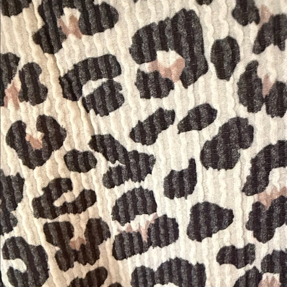 L.I.A (love is all) Stylish Leopard Print Puff Sleeve Blouse 🆕 - Picture 3 of 5